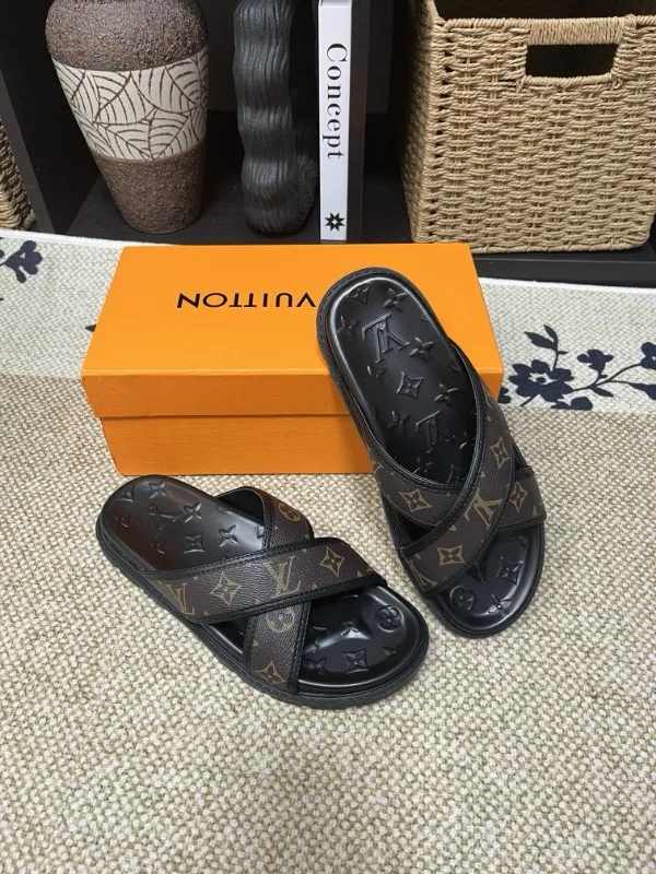 P270🏆Louis Vuitton 🏆[Louis Vuitton] Spring/Summer 2025 [Men's Flip Flops] 🎯🎯As an active family in the fashion industry ⭐ Lv is characterized by bold innovation ⚡Create this casual business style for Chinese fashionable men ✨The fabric is made of imported high-grade cowhide 🔥 Clean and neat ⚡Fashionable and elegant🌹Breathable, sweat-absorbent and deodorant👈So luxurious, high-end and domineering. 👍Must be sold if you repost the picture. Number of yards: 38--46. Color: 🎉 For large quantities. Welcome to repost.